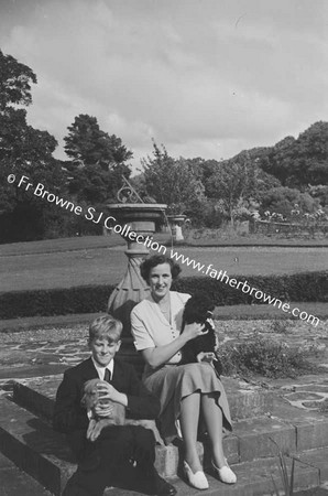 GLIN CASTLE  GROUP IN GARDEN  MADAME AND DESMOND